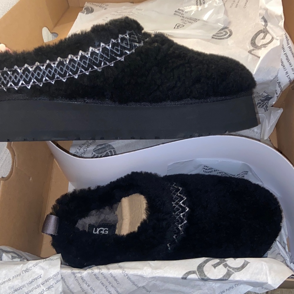 Brand new platform UGG TAZZ BRAID. Black Sherpa material